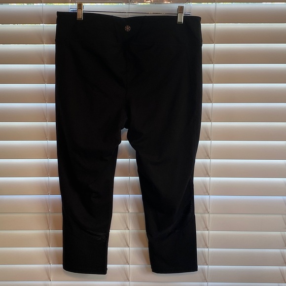 GAIAM Black Capris Work Out Leggings XL - Picture 3 of 3